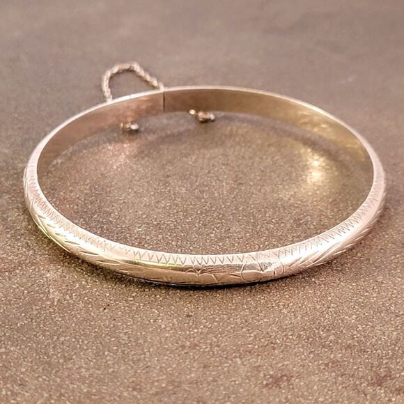 Vintage Sterling Engraved Hinge Bangle Bracelet - Picture 4 of 7